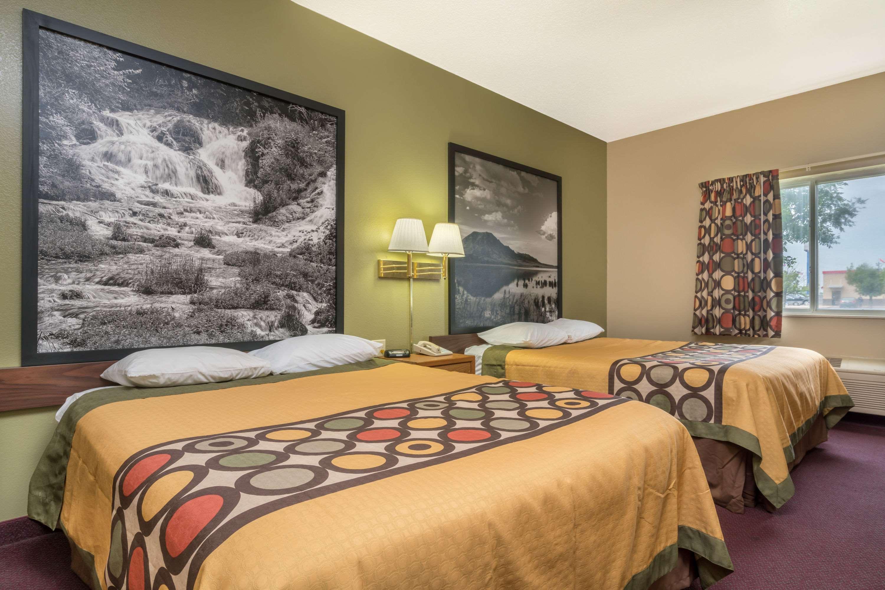 Super 8 By Wyndham Beresford Hotel Екстериор снимка