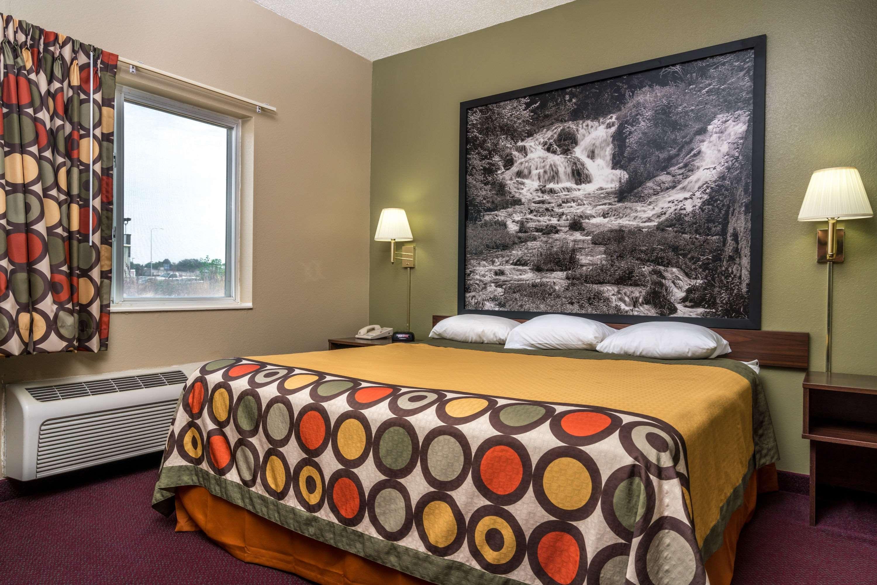 Super 8 By Wyndham Beresford Hotel Екстериор снимка