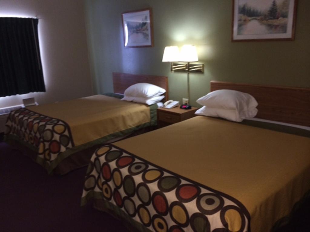 Super 8 By Wyndham Beresford Hotel Стая снимка